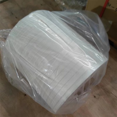 Stiklo pluošto juosta ritėje, skirta kabeliui deformuoti